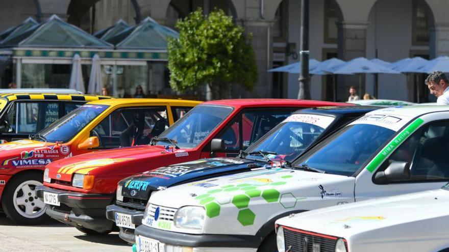 Un centenar de coches clásicos invade María Pita. |  // ARCAY / ROLLER AGENCIA