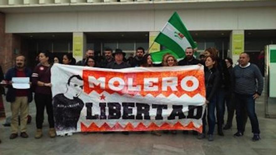 Protesta en favor de Fran Molero delante de la Ciudad de la Justicia.
