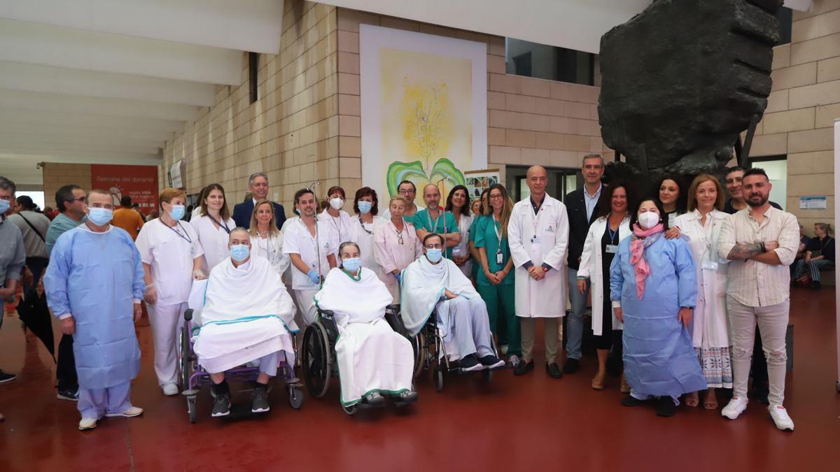 Pacientes trasplantados, autoridades y profesionales del hospital y de la Fundación Antonio Gala, en la presentación de una nueva actividad de la Semana del Donante.