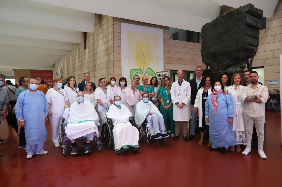 Pacientes trasplantados, autoridades y profesionales del hospital y de la Fundación Antonio Gala, en la presentación de una nueva actividad de la Semana del Donante.