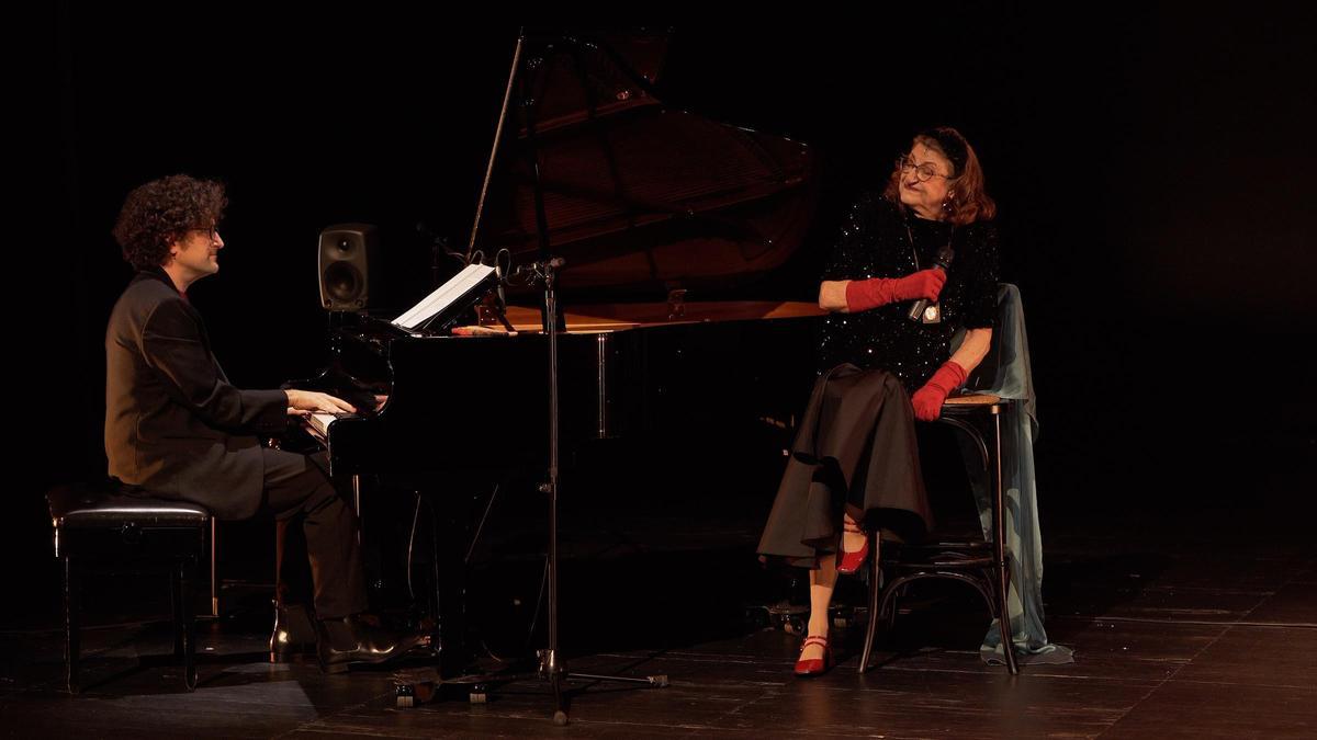 Mamen García y su hijo Albert Sanz, durante el espectáculo.