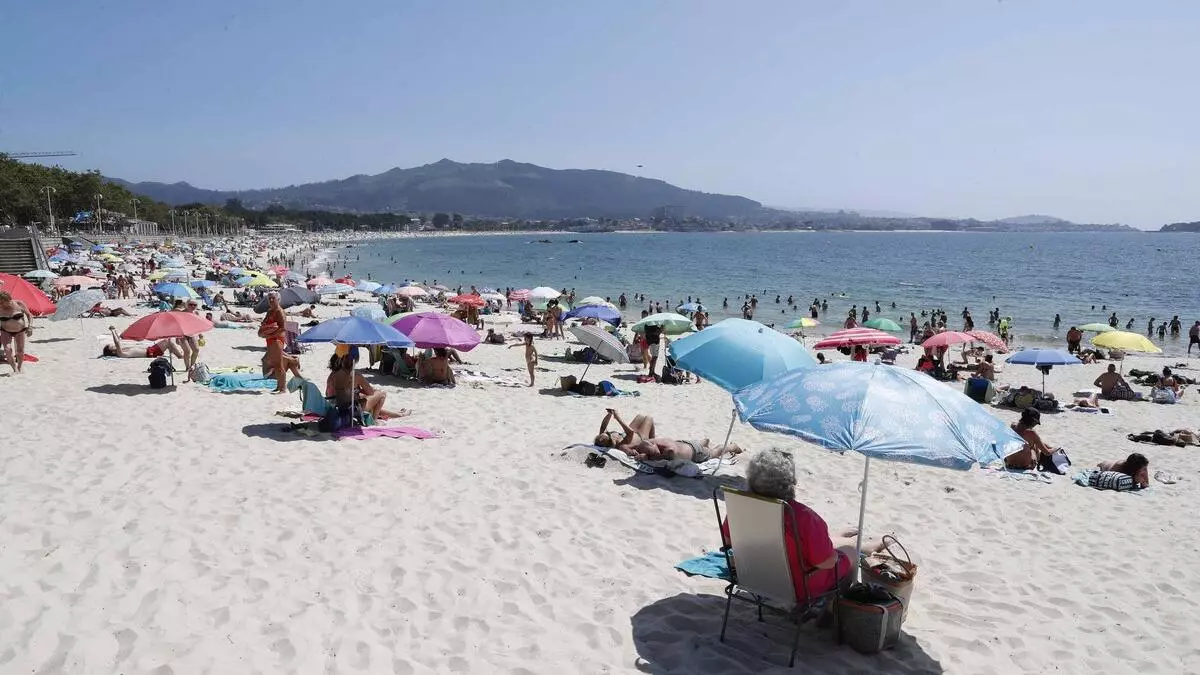 Decathlon vuelve a ofertar la sombrilla más barata y eficaz para los días de playa: capacidad para dos personas