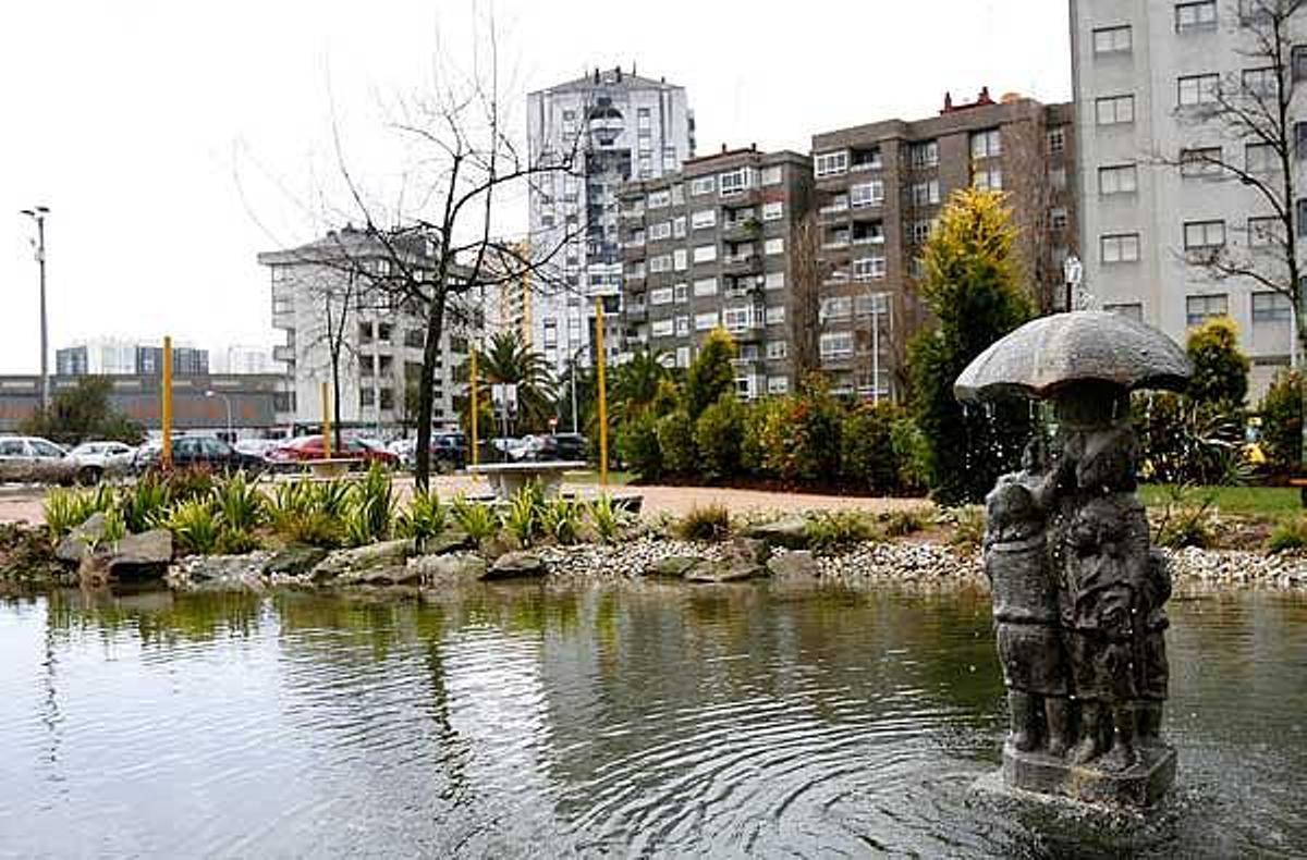 El grupo escultórico "Niños bajo un paraguas" que ahora luce en la nueva zona verde de la calle Pablo Iglesias ha sido sometido a una restauración integral