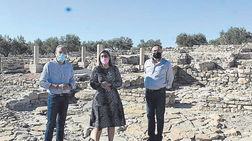 Autoridades y especialistas en el Yacimiento de Torreparedones.