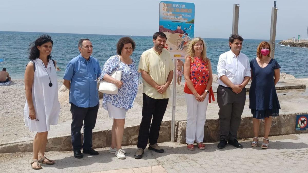 Autoridades posan ayer en la playa de El Molinar tras adherirla al programa ‘Platges sense fum’. | AJUNTAMENT DE PALMA