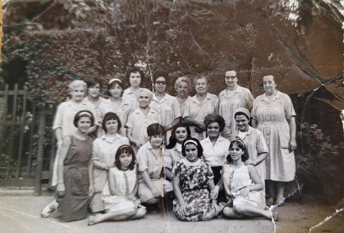 Trabajadoras de la empresa Albert Hermanos de l'Hospitalet en el patio de la fábrica, en los años 60