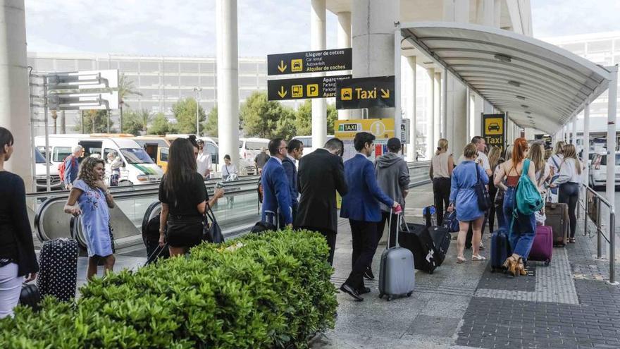La aglomeración turística empieza en el aeropuerto: la imagen es de la semana pasada, en la salida de la terminal de llegadas.