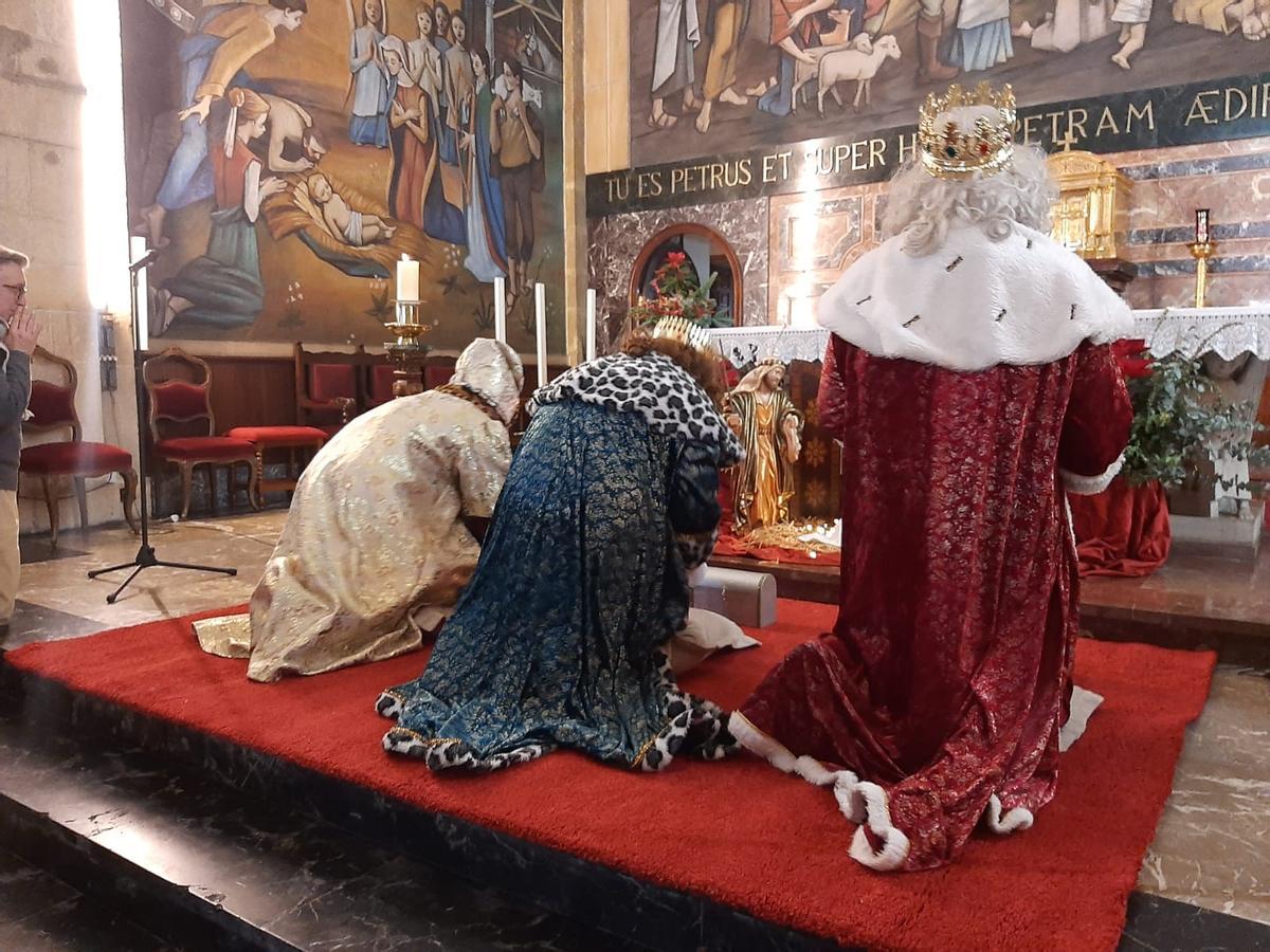 Los Reyes Magos llegan a la Pola para adorar al Niño Jesús y recibir a los pequeños