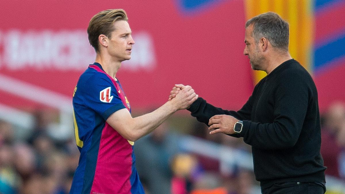 Hansi Flick anima a De Jong antes de salir al campo en el duelo ante el Las Palmas.