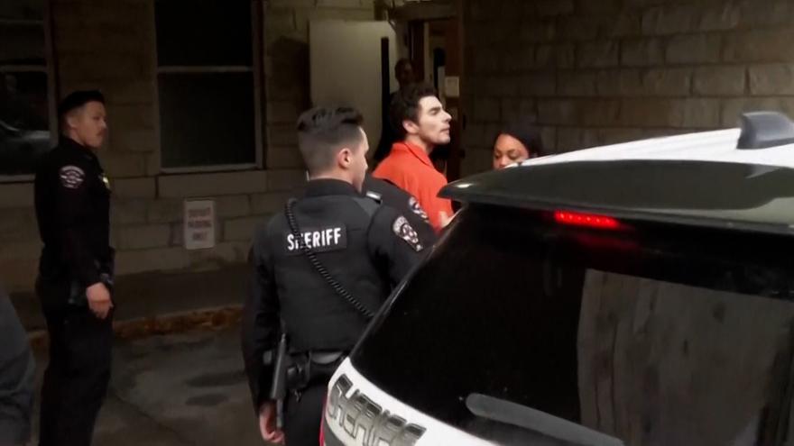 Luigi Mangione forcejea con la Policía a su llegada a los juzgados: &quot;Es un insulto a la inteligencia del pueblo estadounidense&quot;