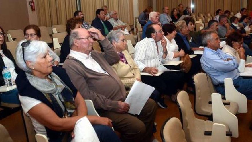 Asamblea de octubre de 2017 en la que se expuso el proyecto a los vecinos. // R. Vázquez
