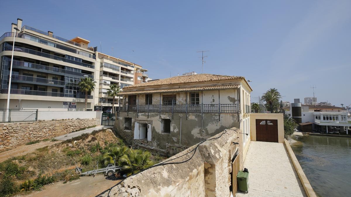 Aspecto actual de las Eras de la Sal con el edificio de la administración de las salinas, que el proyecto conserva