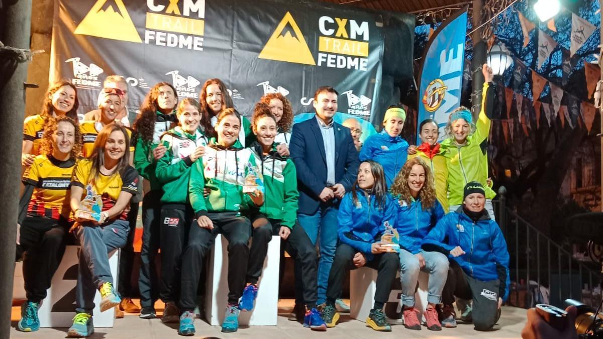 En las clasificaciones por selecciones, las chicas de la FEMECV dieron la alegría del día subiendo al tercer cajón del Campeonato de España modalidad ULTRA de Carreras por Montaña.
