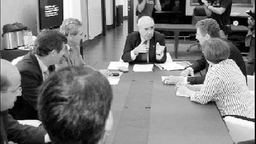 Vicente Álvarez Areces en una reunión con representantes de ThyssenKrupp, en los locales de Presidencia en la Laboral.