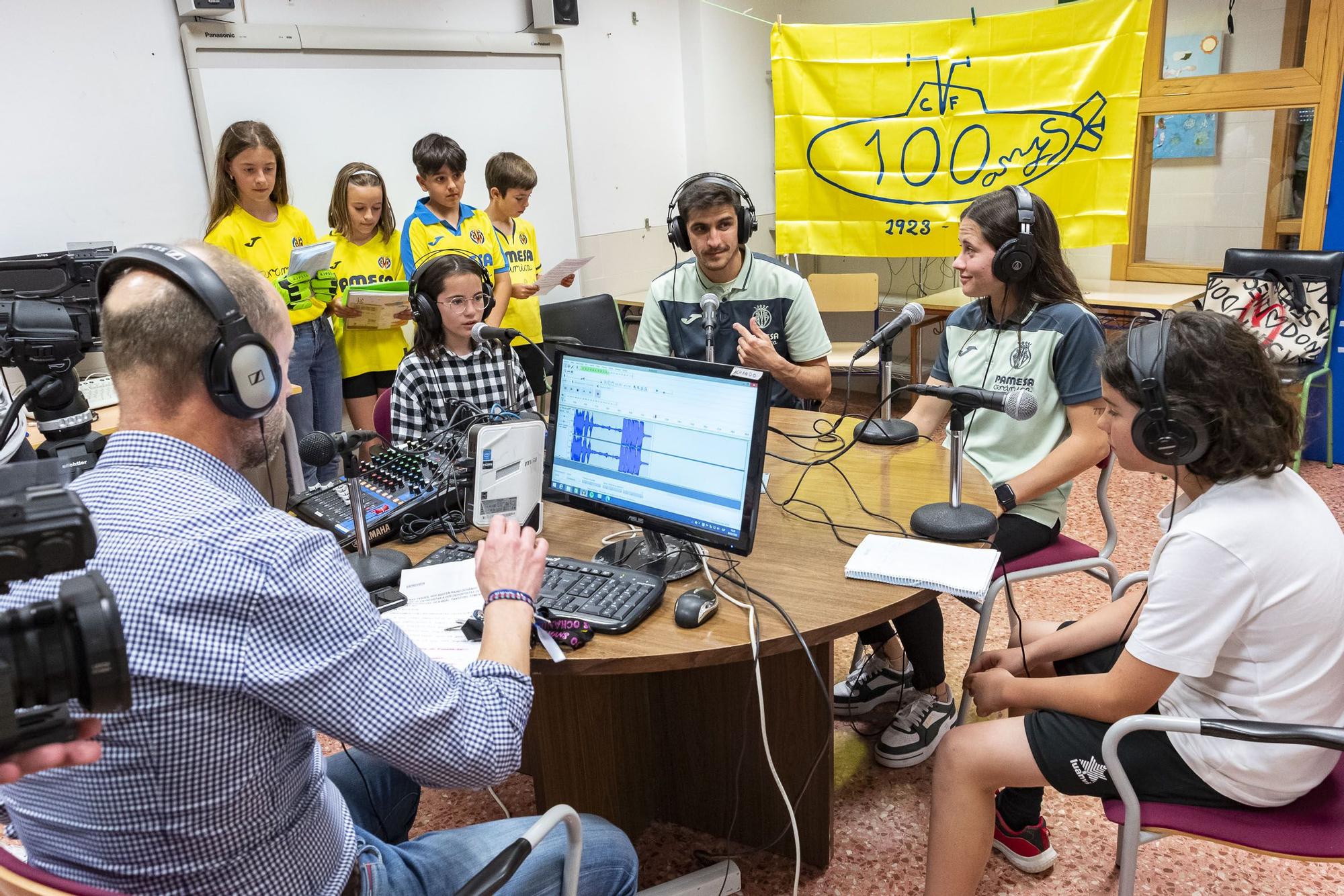 Visita Colegio Germans Ochando de Gerard Moreno y Rocio García,  jugadora del femenino del  Villarreal CF.jpg