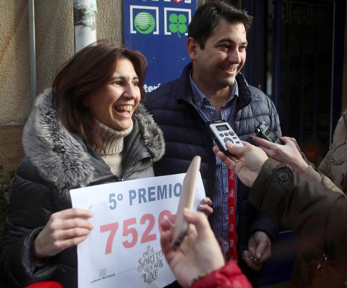 Carlos y Sara, propietarios de la administración de Lotería situada en la calle de El Collado de Soria, celebran haber vendido íntegramente el 75206, el primer quinto premio.