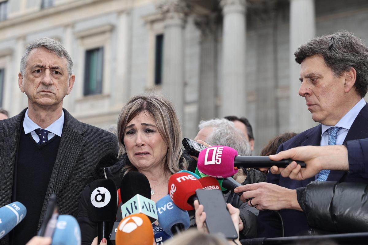 Archivo - La madre de Marta Calvo, Marisol Burón, ofrece declaraciones a los medios durante una concentración para ampliar el Código Penal, frente al Congreso de los Diputados, el 29 de marzo de 2022, en Madrid (España).
