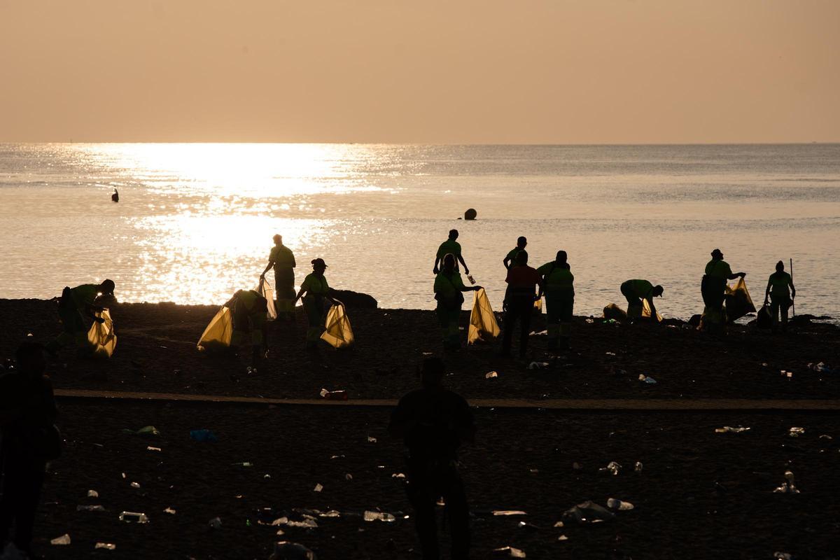 Limpieza de la playa de Barcelona tras la verbena de Sant Joan