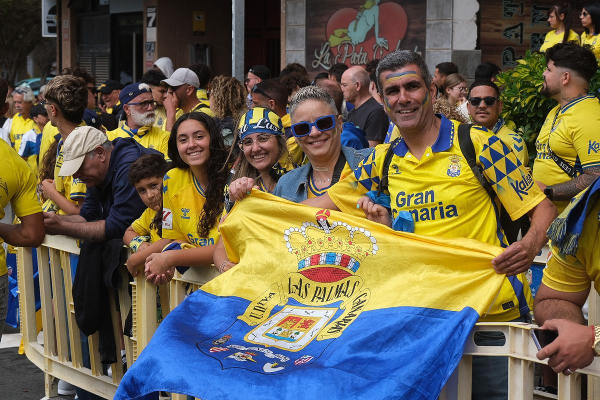UD Las Palmas: bajada de la guagua por Fondos de Segura