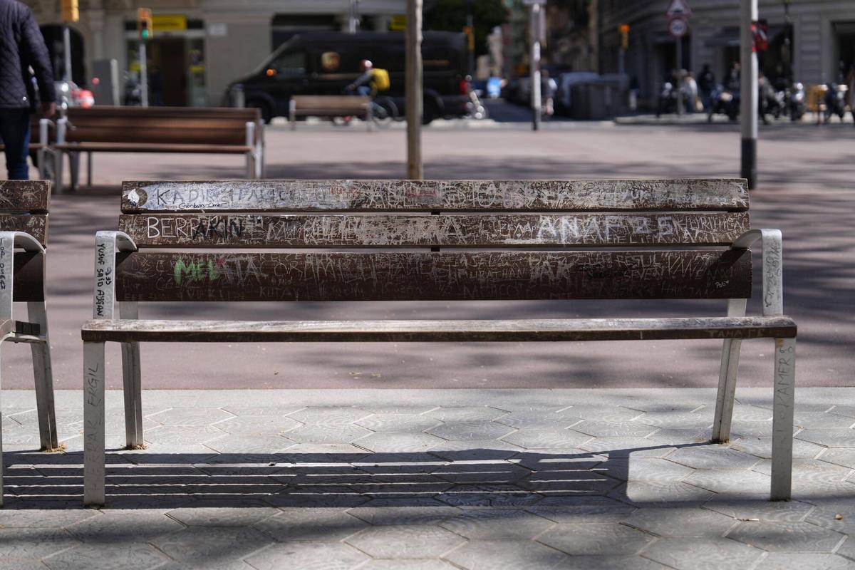 Barcelona 01/04/2026 El banco de Arda Turan. Hay dos bancos situados frente al número 119 del paseo de Gràcia. En uno de ellos (el de la izquierda, mirando al número 119) se hizo una foto el futbolista Arda Turan en 2017 y se convirtió en sitio de peregrinaje de los turistas turcos. Lo quitaron para reformar la plaza y pisieron nuevos y se han vuelto a llenar de firmas. En la foto, detalles de firmas en el banco Fotografía de Ferran Nadeu