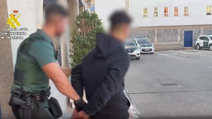 Detenidos dos jóvenes acusados de robar joyas con el método del tirón en Torrevieja