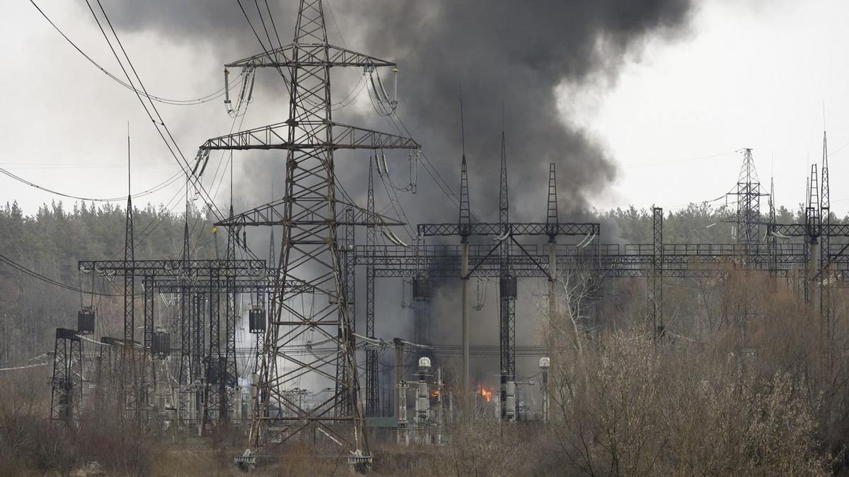 Humo tras el impacto de un misil ruso en Ucrania.