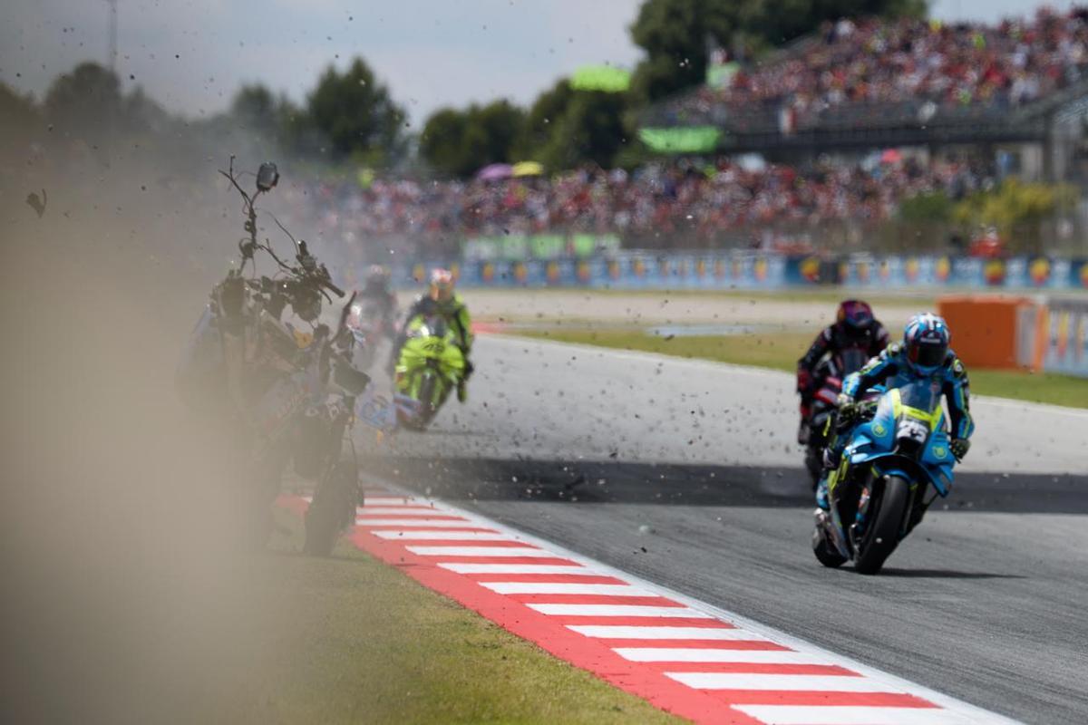 Las impactantes imágenes del durísimo accidente de Àlex Márquez en el GP de Catalunya