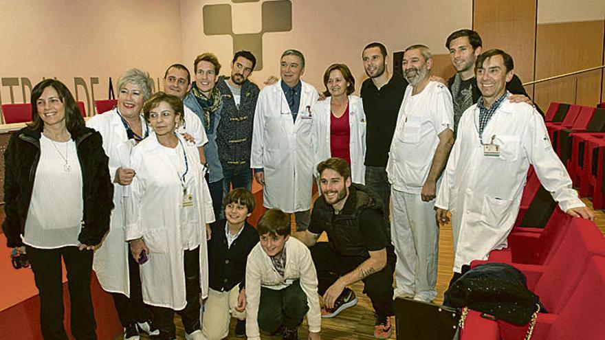 Los jugadores del Oviedo, con niños y personal médico del HUCA.