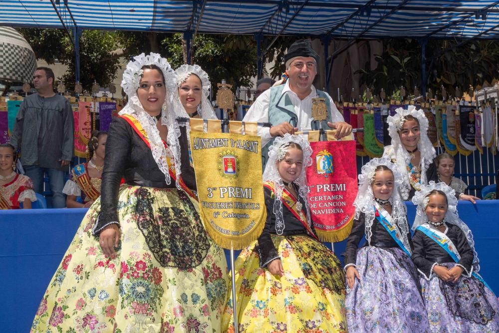 El Desfile de Entrega de Premios culmina con la entrega de más de 600 galardones a hogueras y barracas