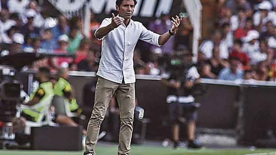 Marcelino da indicaciones a sus jugadores desde la zona tÃ©cnica.