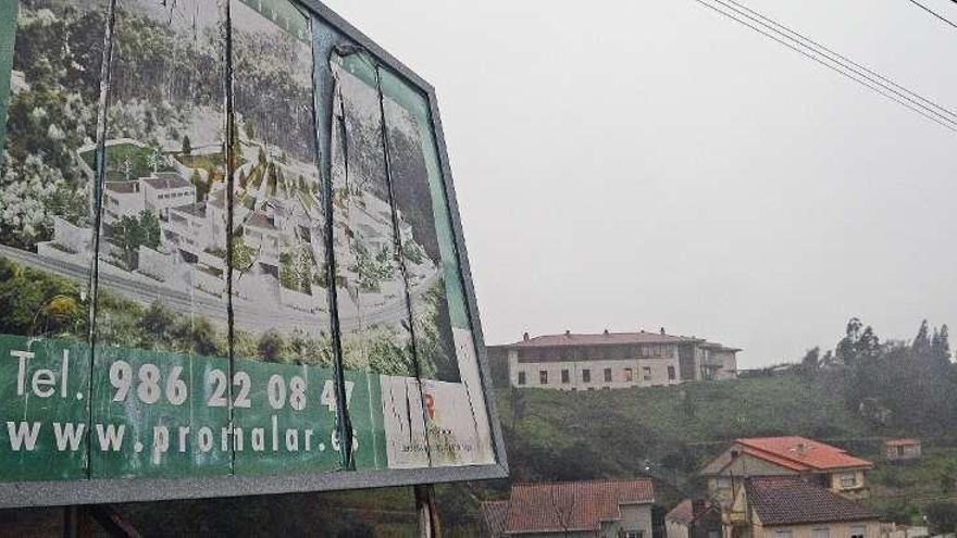 Viejo cartel promocional del convenio de Promalar en los montes de Aldán, en disputa. // Gonzalo Núñez