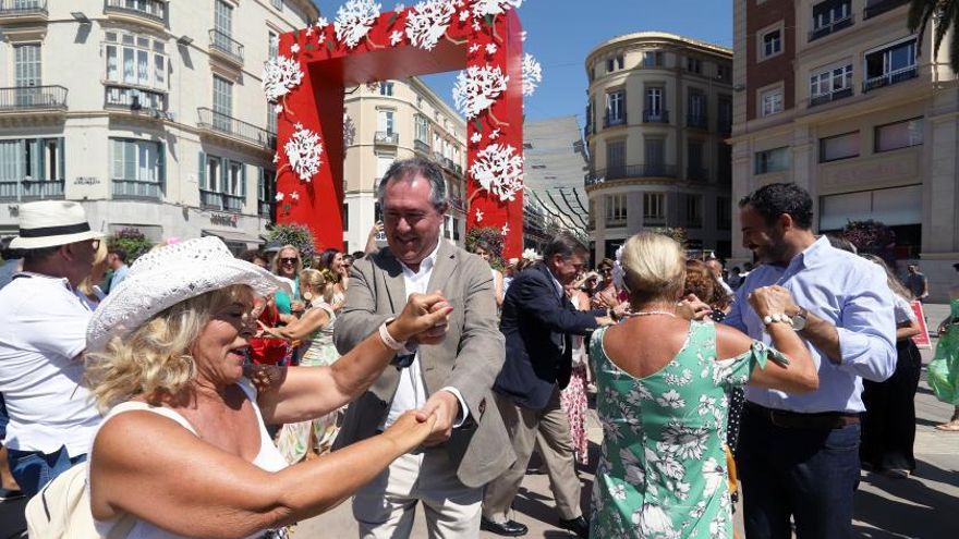 Juan Espadas y el ministro Luis Planas bailan, en la Feria de Málaga.