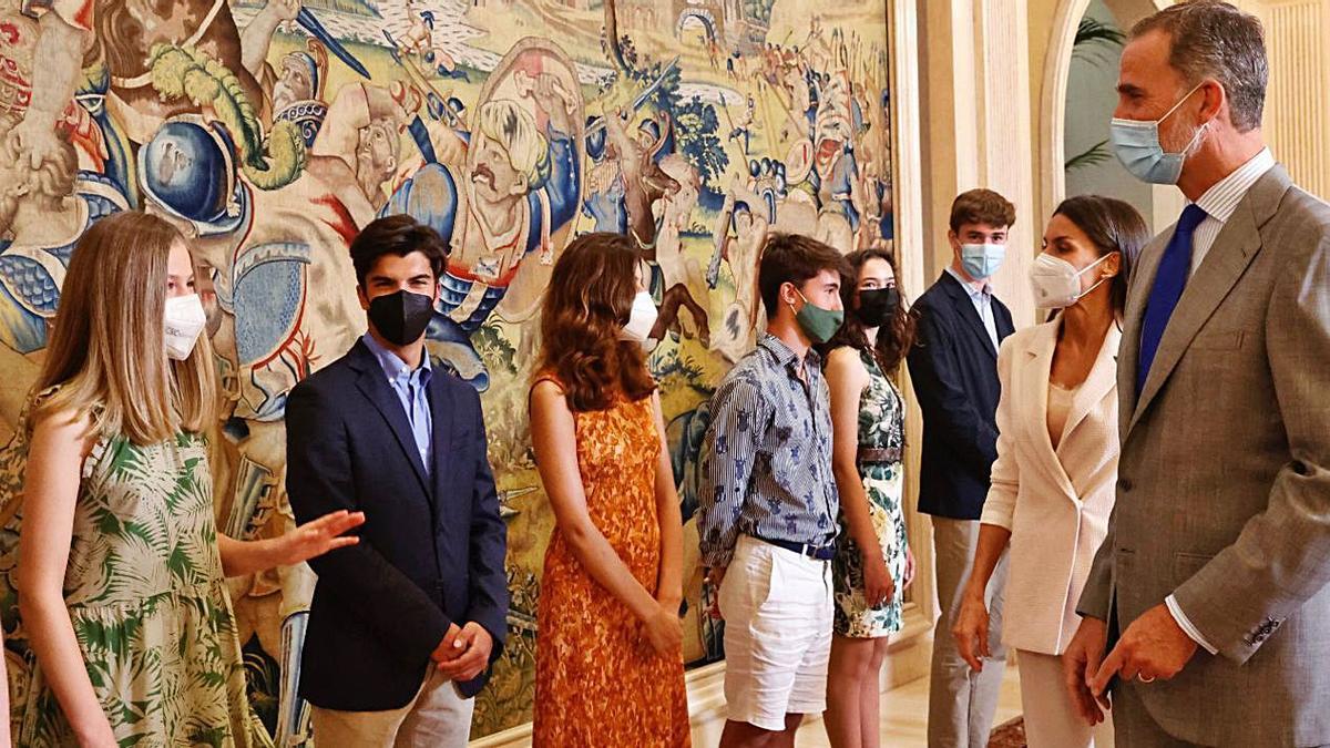 Los Reyes saludan a la Princesa Leonor, rodeada de sus futuros compañeros, durante la audiencia celebrada en el Palacio de La Zarzuela. |  Casa de S. M. el Rey