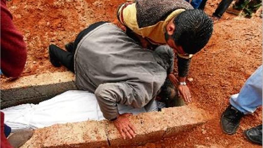Un home besa el cadàver d&#039;un familiar que va perdre la vida en recents disturbis a Bengasi.