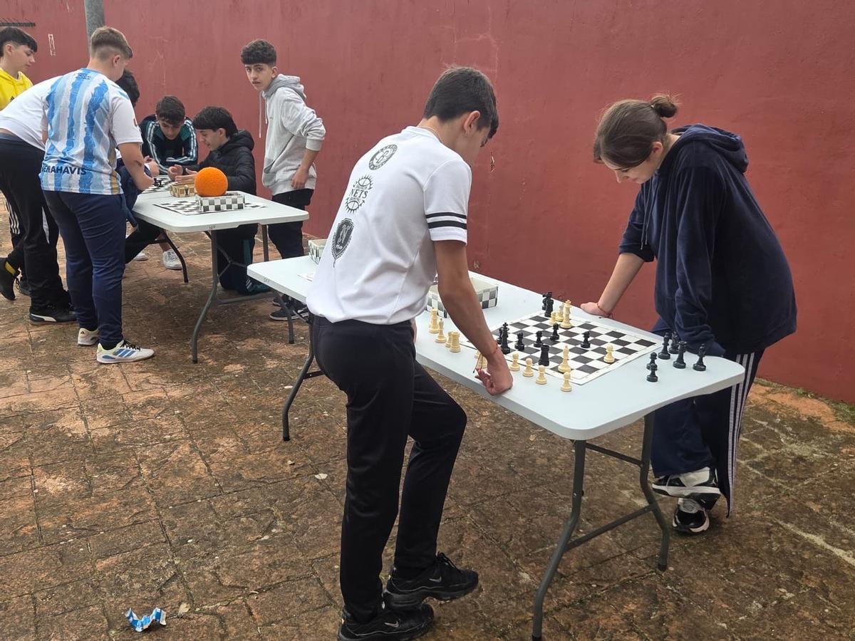 Varios escolares juega al ajedrez