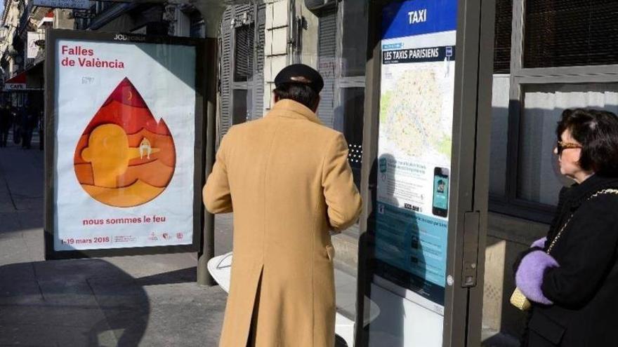 Las Fallas &#039;viajan&#039; a París y Londres con carteles en las paradas de autobús