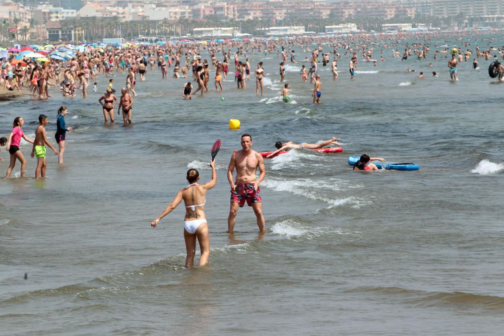 La playa del Cabanyal reabre tras su cierre por vertidos fecales