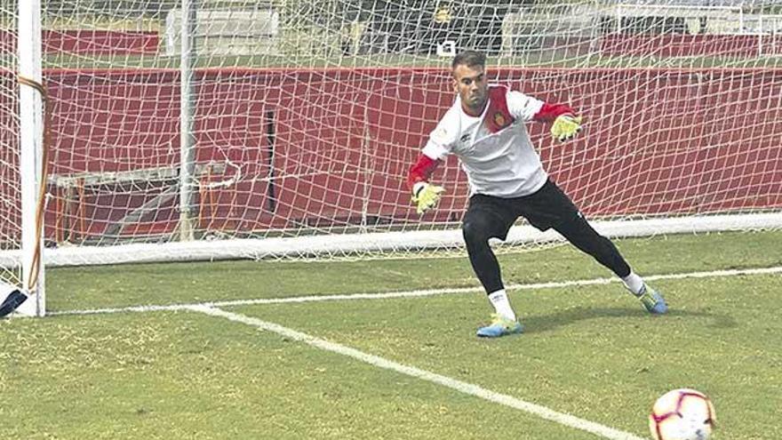 El portero Manolo Reina, durante el entrenamiento del viernes en Son Bibiloni.