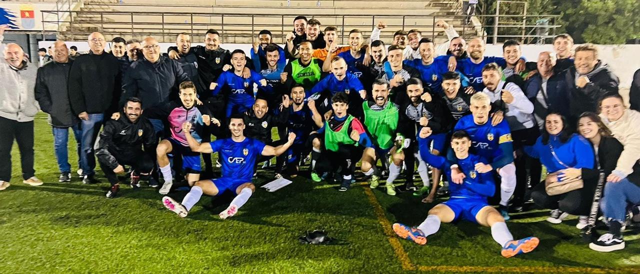 Integrantes del Castellonense celebran la victoria ante el San Fulgencio.