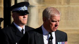 El príncipe Andrés sale de la Catedral de St. Giles tras la llegada del ataúd con los restos de su madre, la reina Isabel, en Edimburgo, Escocia.