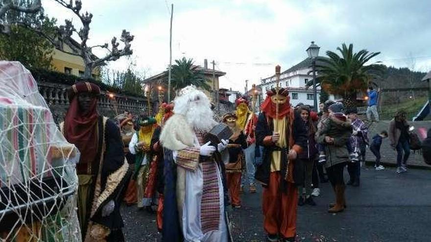 Melchor, por las calles de Caravia.