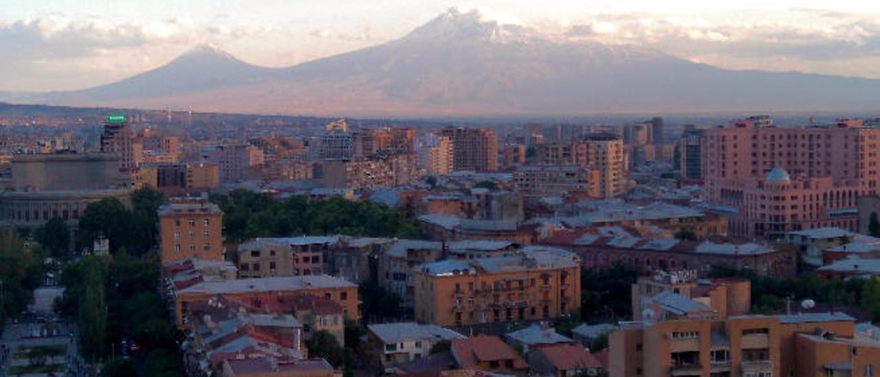 Vista de Yerevan con el Ararat al fondo, entre nubes.