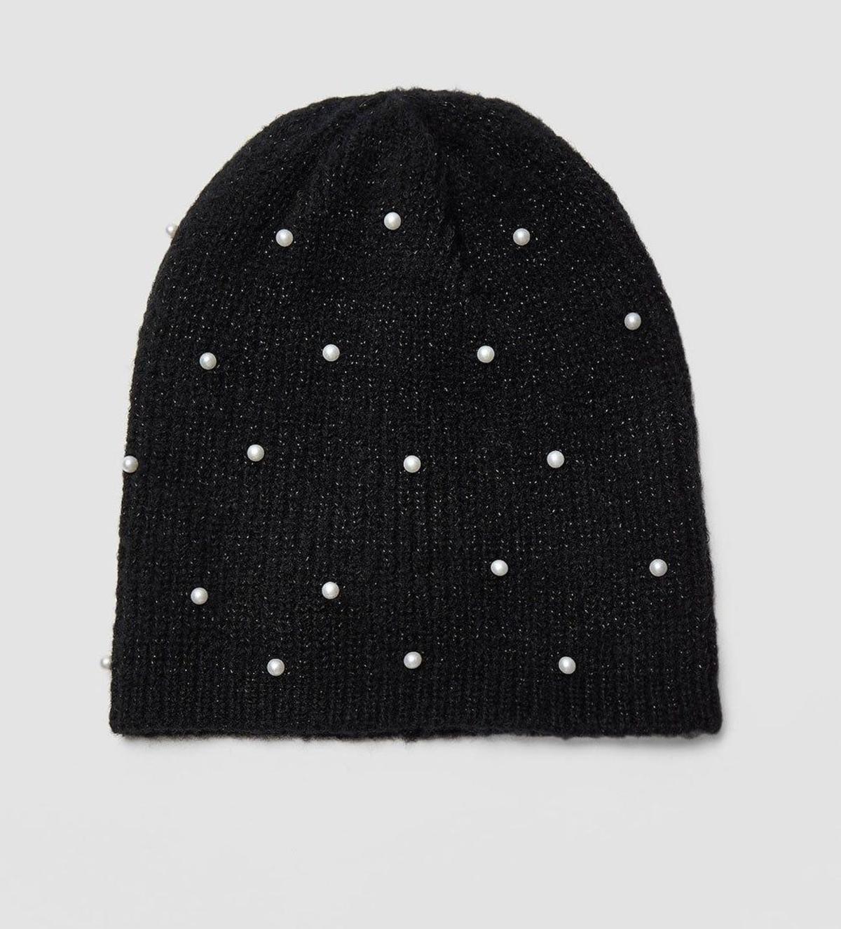 Gorro de lana con perlitas. (Precio: 7,99 euros)