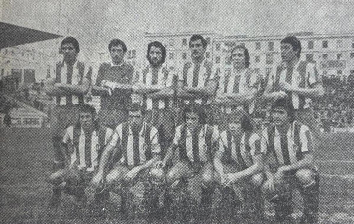 Jesús Castro -de pie, segundo por la izquierda-- y Enrique Castro -agachado, segundo por la izquierda-, en la alineación del Sporting en El Arcángel el 5 de diciembre de 1976.