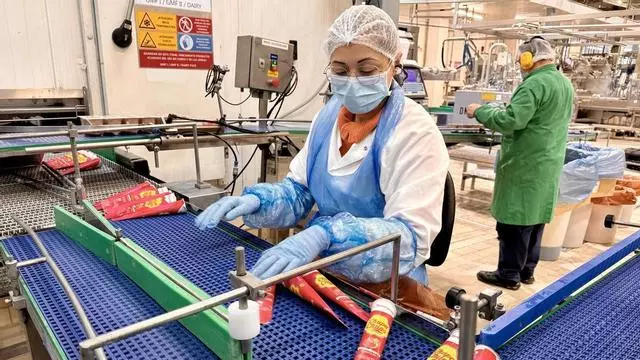Proceso de producción de helados en la fábrica de La Menorquina, en Palau-Solità i Plegamans (Barcelona)