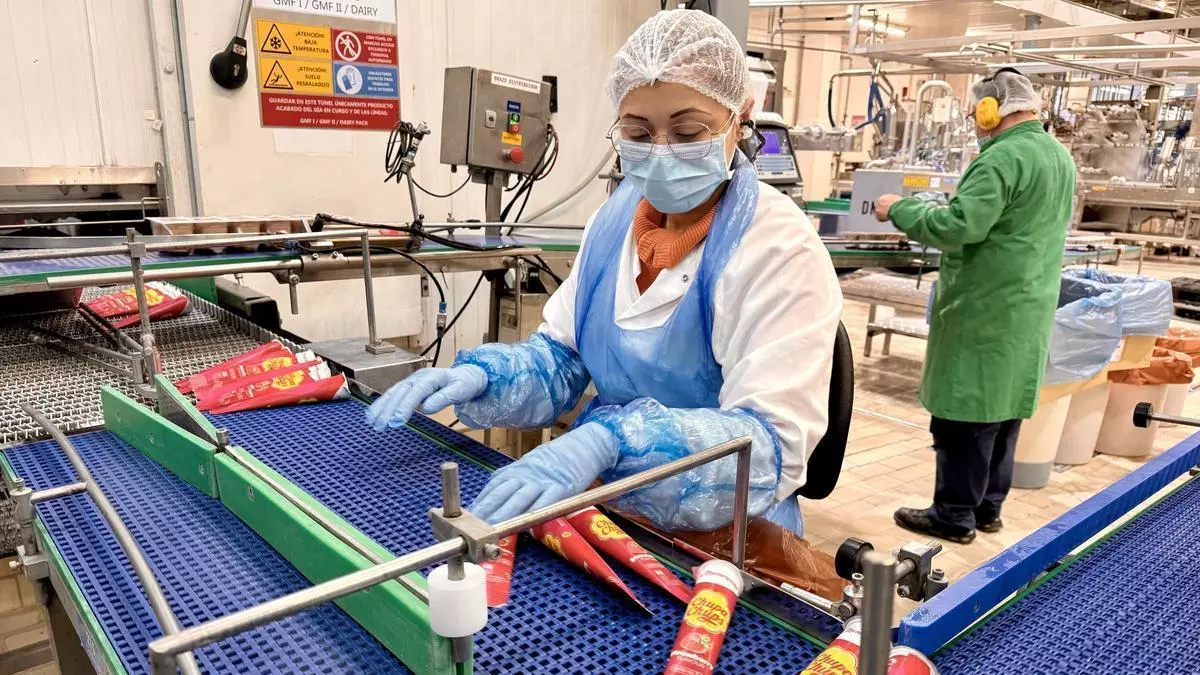 Proceso de producción de helados en la fábrica de La Menorquina, en Palau-Solità i Plegamans (Barcelona)