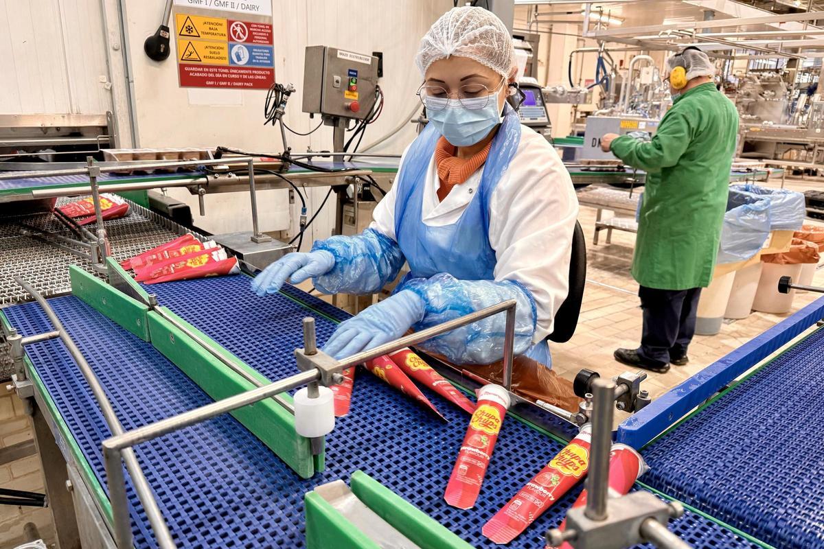 Una trabajadora de la planta de La Menorquina manipula helados.