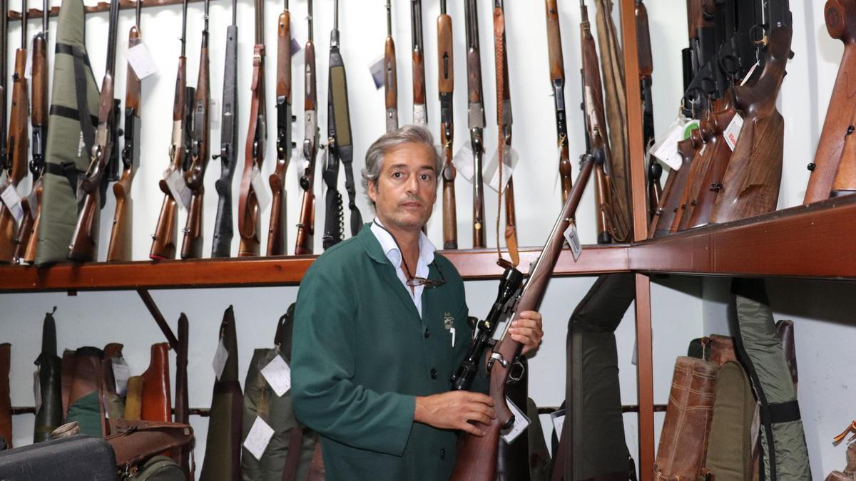 Alejandro Galán en la armería de su establecimiento.