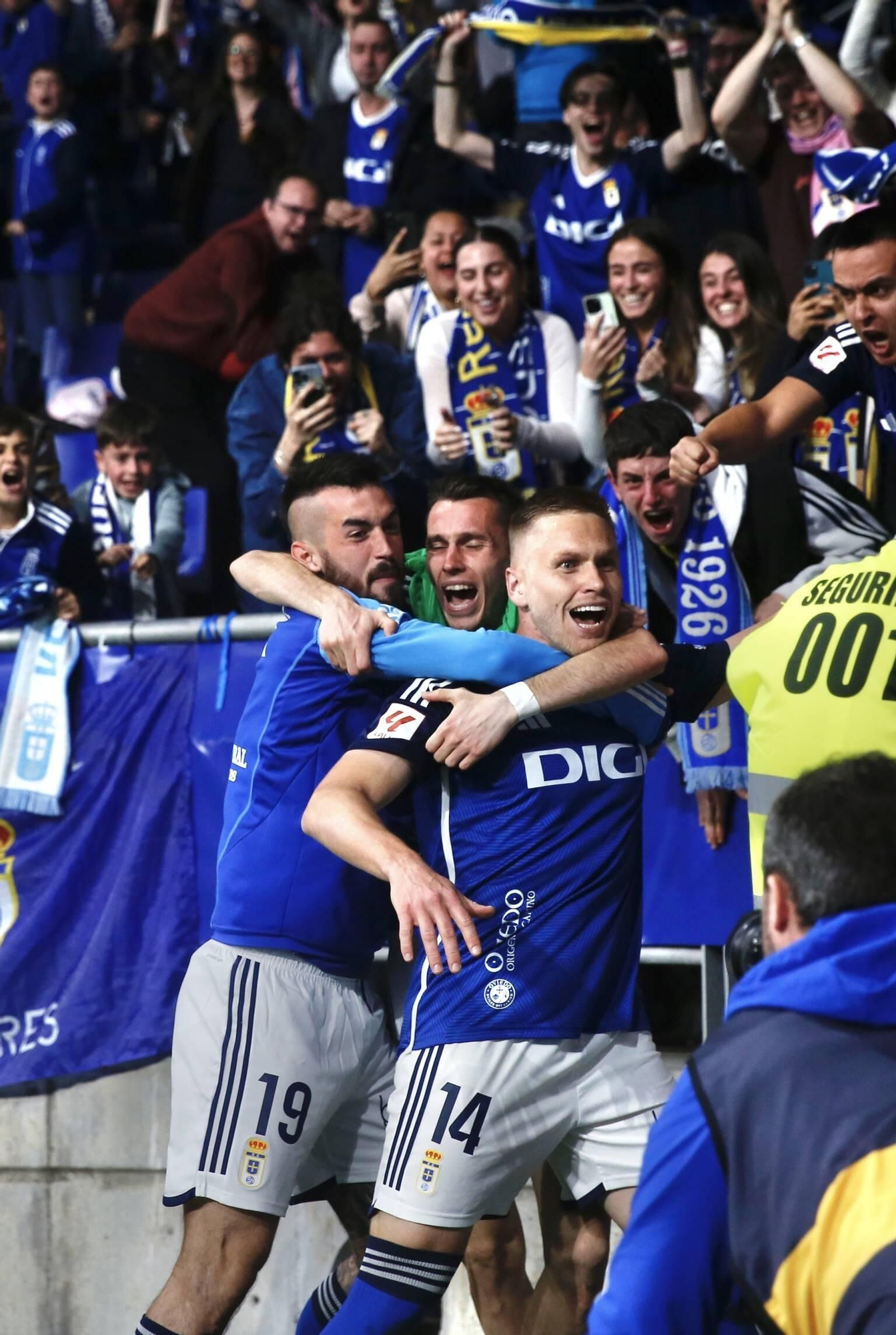 EN IMÁGENES: Partido y ambientazo del Real Oviedo-Racing de Santander disputado en el Tartiere