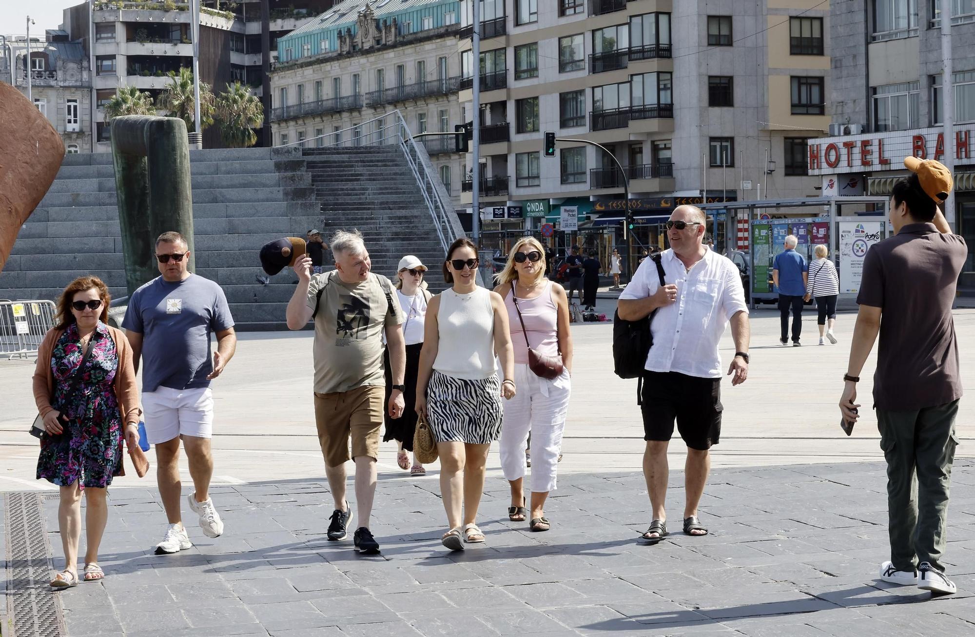 Visitantes y cruceristas del Island Sky y Costa Favolosa animaron un Vigo soleado